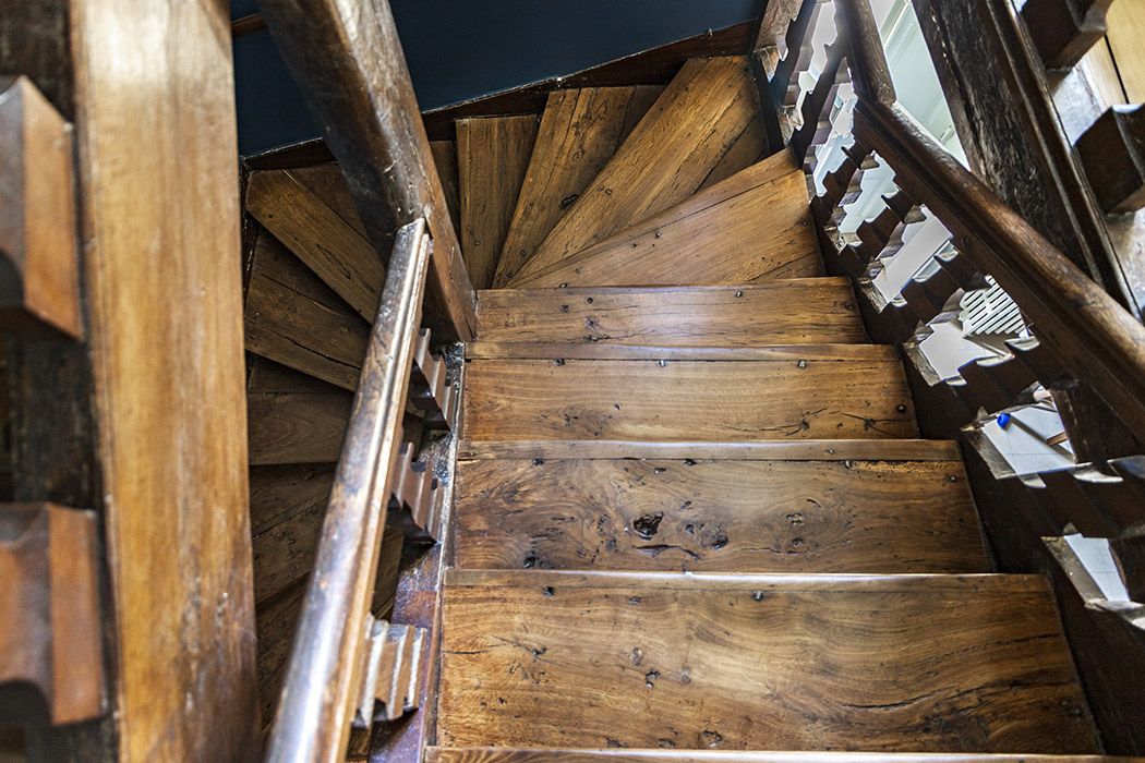 escalier bois mouluré